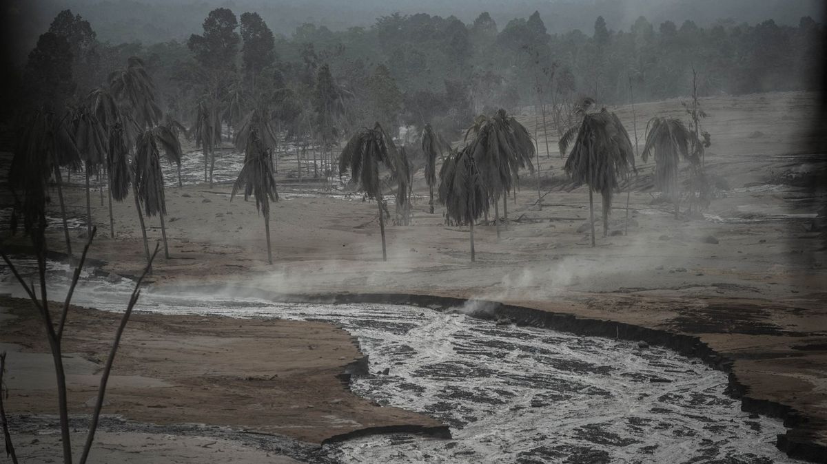 Fotky po výbuchu sopky v Indonésii: Vesnice zahalila temnota